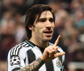 曼联最大败笔操作！34岁卡塞米罗打出生涯最佳，放走他欧冠必成笑话