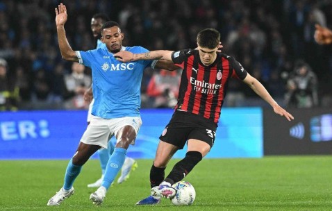 意甲焦点战：AC米兰客场0-1憾负那不勒斯，巴尔泰吉防守失误再受考验